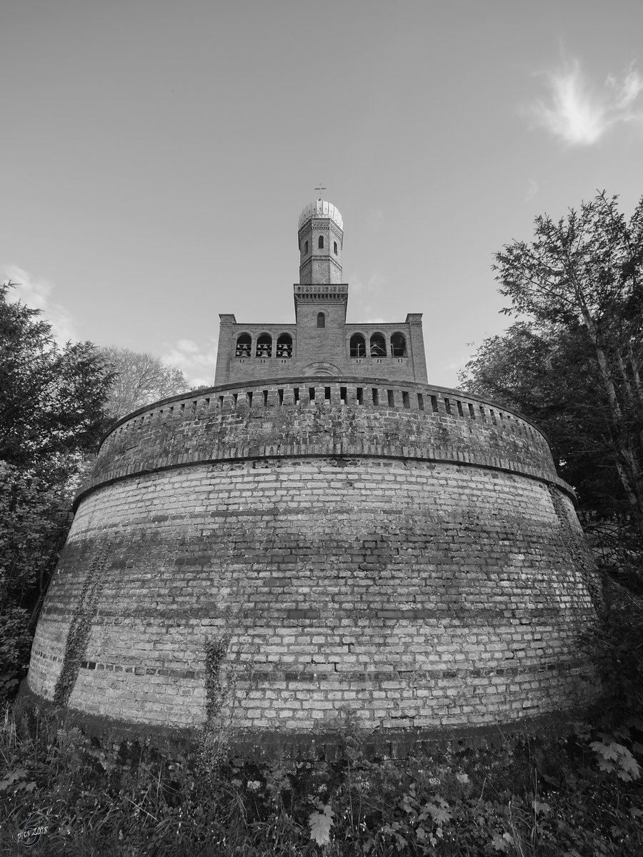 Frontseite der evangelische St. Peter und Paul Kirche auf Nikolskoe nrdlich des Glienicker Parks. (Berlin, April 2018)