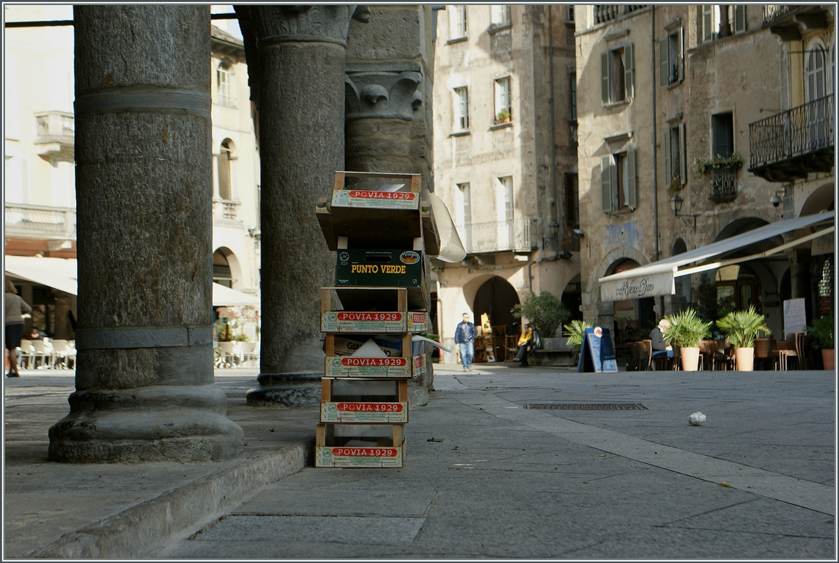 Frher Nachmittag, der Markt hat geschlossen und nur noch wenige berbleibsel zeugen davon. 
Domodossla, den 31. Okt. 2013 