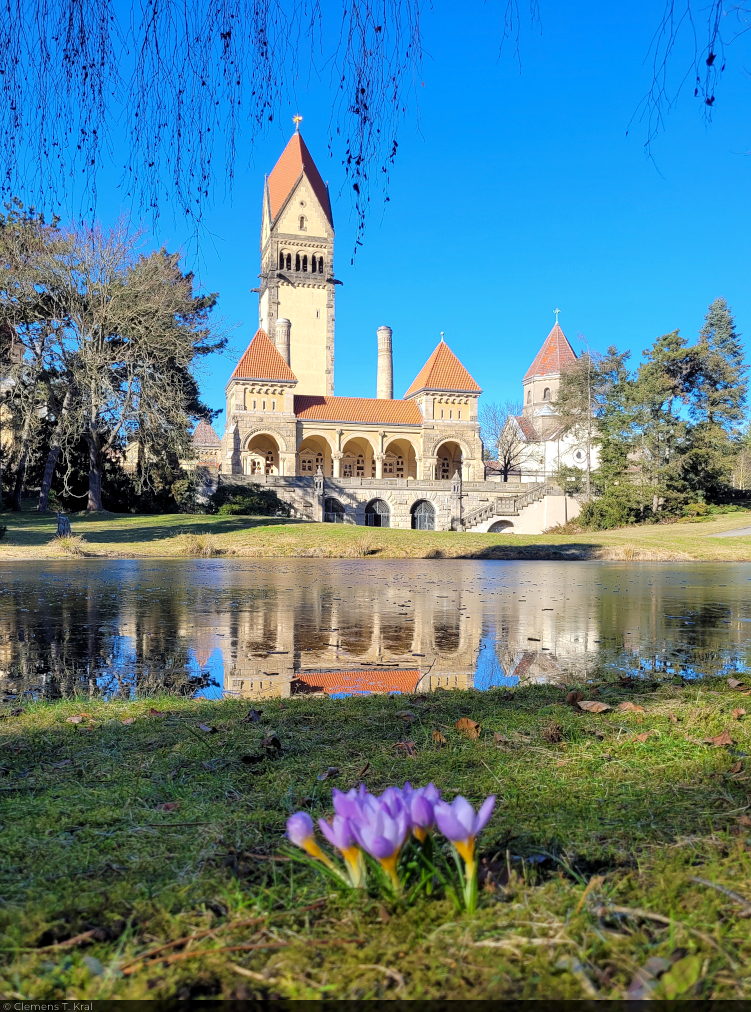 Fr�hlingsbeginn auf dem Leipziger S�dfriedhof: erste Krokusse, aber noch halbgefrorenes Wasser an der Kapellenanlage.

🕓 4.3.2025 | 14:54 Uhr