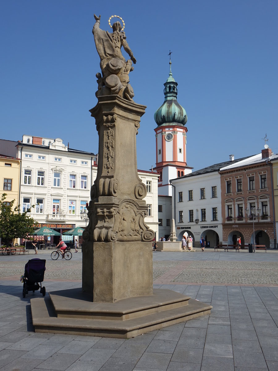 Frydek-Mistek, Marienstatue und Turm der St. Jakob Kirche am Namesti Svobody (31.08.2019)