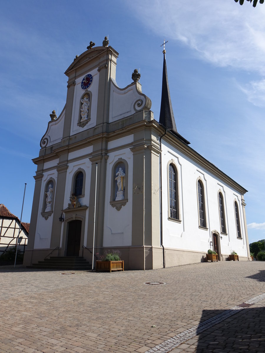 Fuchsstadt, kath. Pfarrkirche Maria Himmelfahrt, Saalbau mit eingezogenem Chor und nrdlichem Chorturm, Langhaus mit barocker Fassade erbaut bis 1766 durch Johann Michael Fischer (07.07.2018)