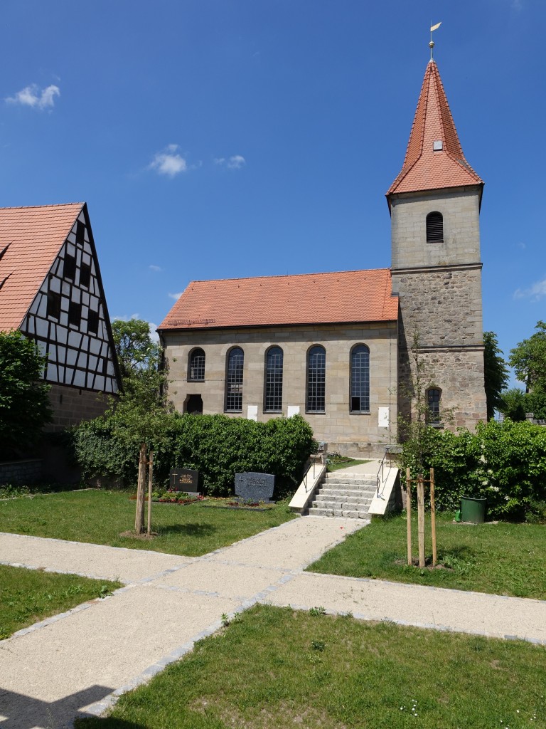 Fnfbronn, Ev. St. Michael Kirche, Sandsteinquaderbau mit Satteldach und Chorturm,
Langhaus erbaut von 1873 bis 1875 (04.06.2015)
