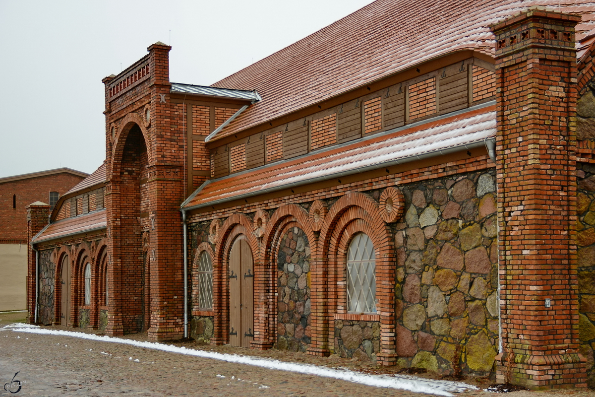 Fr den Bau der Stallungen des Schlosses in Kartlow wurden neben Ziegel- auch Feldsteine verwendet. (Dezember 2014)
