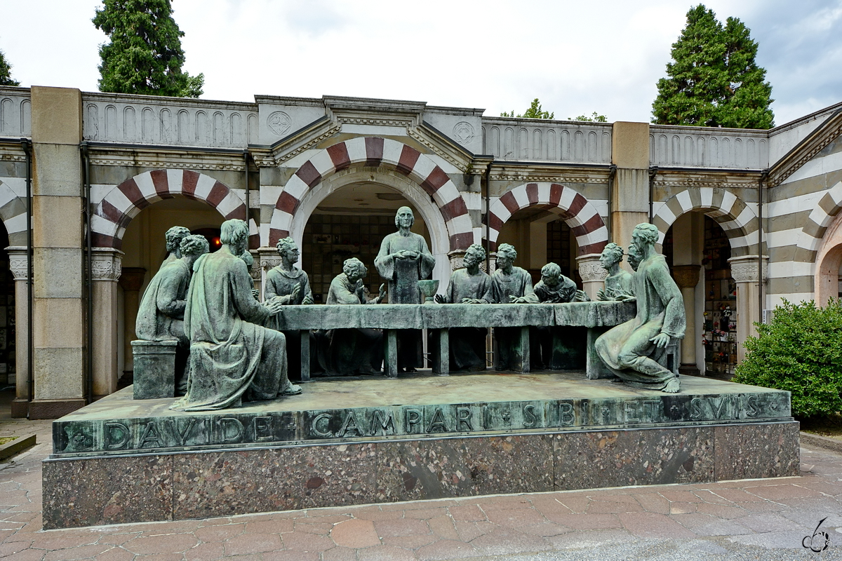 Fr das Grabmal der Familie Campari wurde 1939 das Abendmahl von Leonardo da Vinci als bronzene Plastik geschaffen. (Cimitero Monumentale Mailand, Juni 2014)