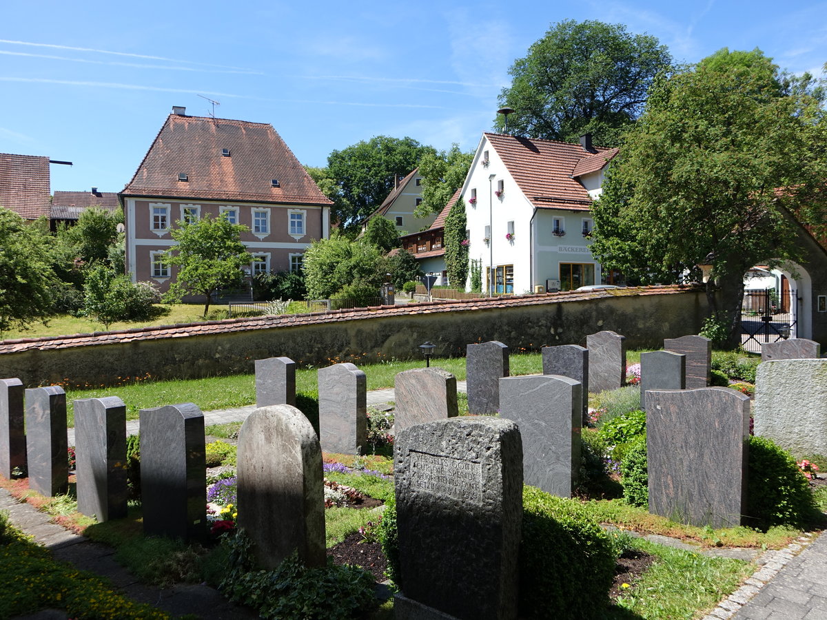 Frnried, Pfarrhaus, Zweigeschossiger Massivbau mit steilem Walmdach, erbaut im 18. Jahrhundert (11.06.2017)