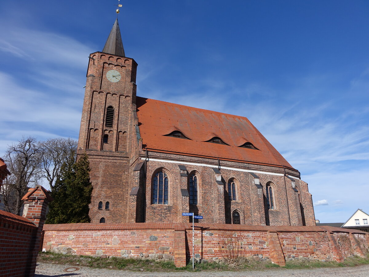 F�rstenberg, evangelische St. Nikolai Kirche, sp�tgotischer Backsteinbau erbaut ab 1370 (04.04.2026)