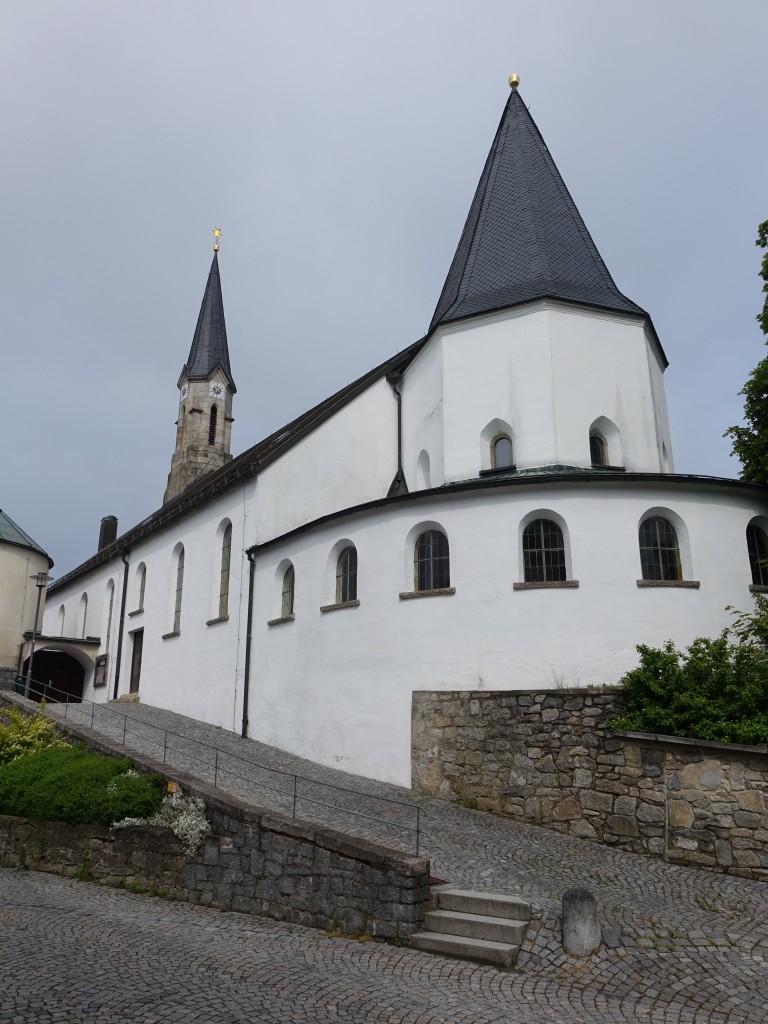Frstenstein, Pfarrkirche Maria Himmelfahrt, erbaut 1629 nach dem Vorbild der Hl. Kapelle in Alttting, Langhaus modern ausgebaut von 1956 bis 1957 (25.05.2015)