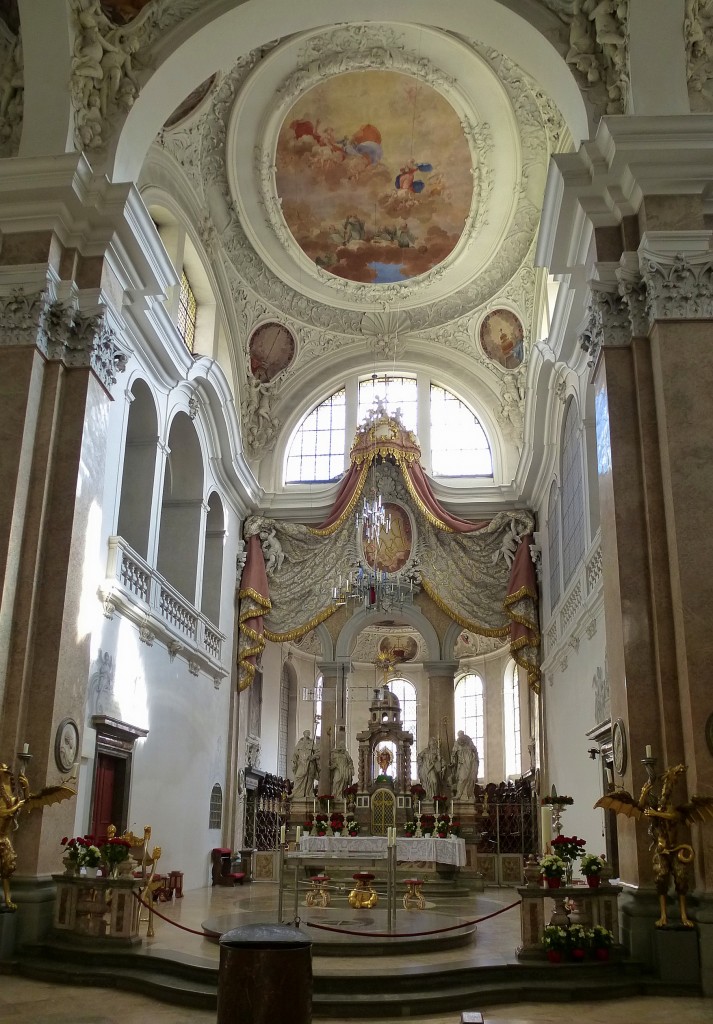 Fssen, Blick in den Chor und zum Hochaltar in der Basilika St.Mang, April 2014
