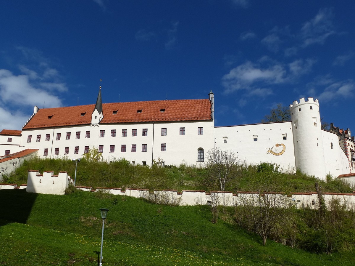 Fssen, Blick vom Kircheneingang von St.Mang zur Ostseite des Hohen Schloes, April 2014