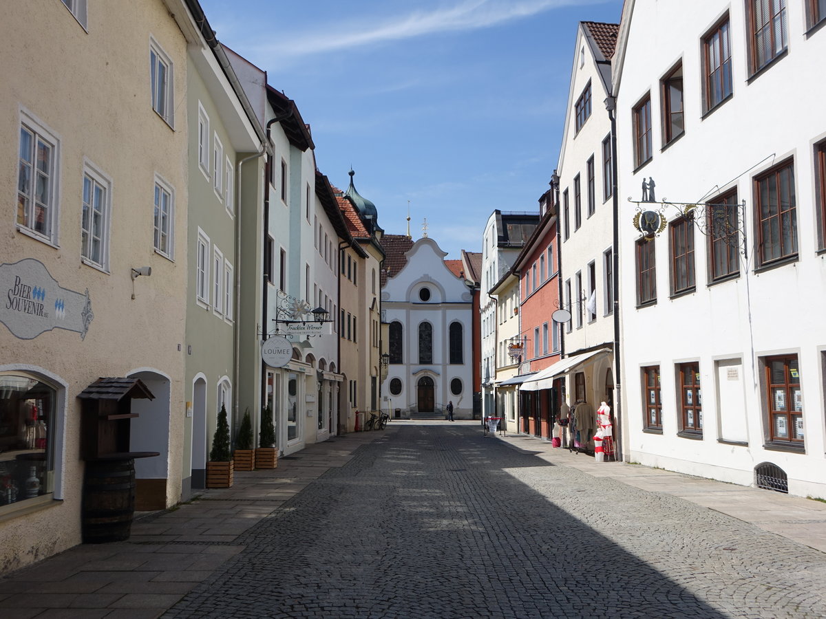 Fssen, Blick in die Schrannengasse mit der Krippkirche St. Nikolaus (26.04.2021)