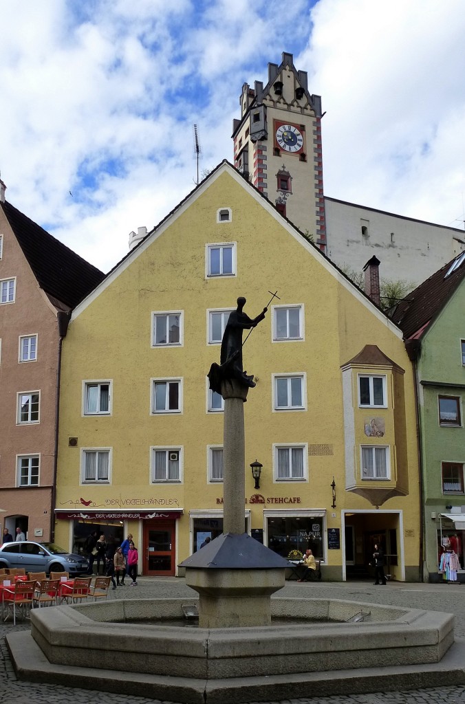 Fssen, Blick ber den Brunnen an der Ritterstrae zum Hohen Schlo mit dem Uhrturm, April 2014