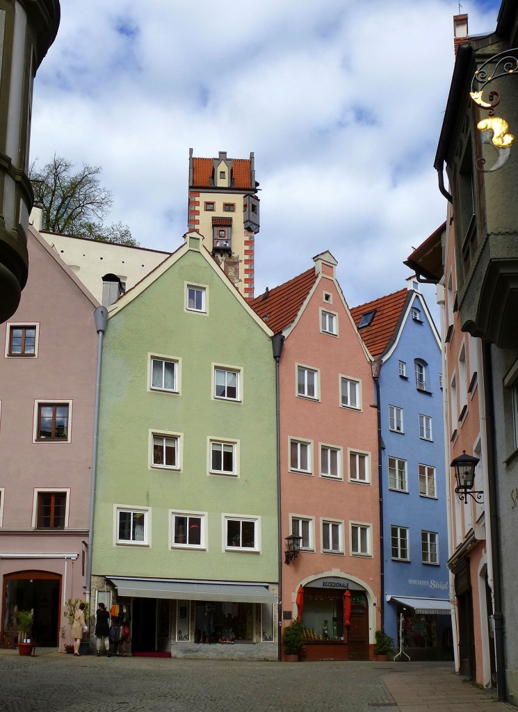 Fssen, Blick ber den Magnusplatz zum Uhrturm am Hohen Schlo, April 2014