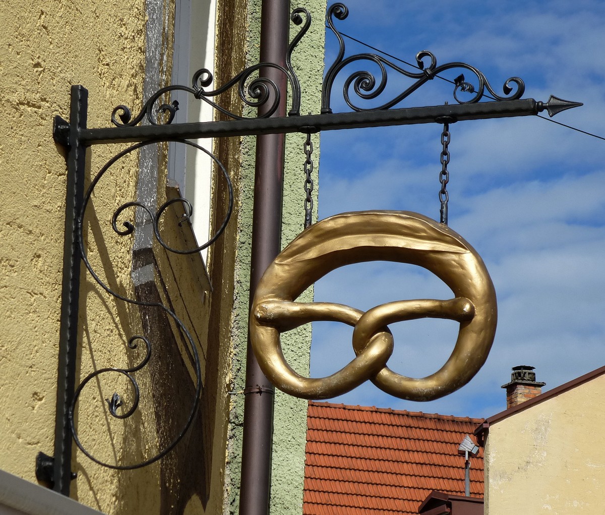 Fssen, die  Brezel  ist das Zunftzeichen der Bcker, April 2014