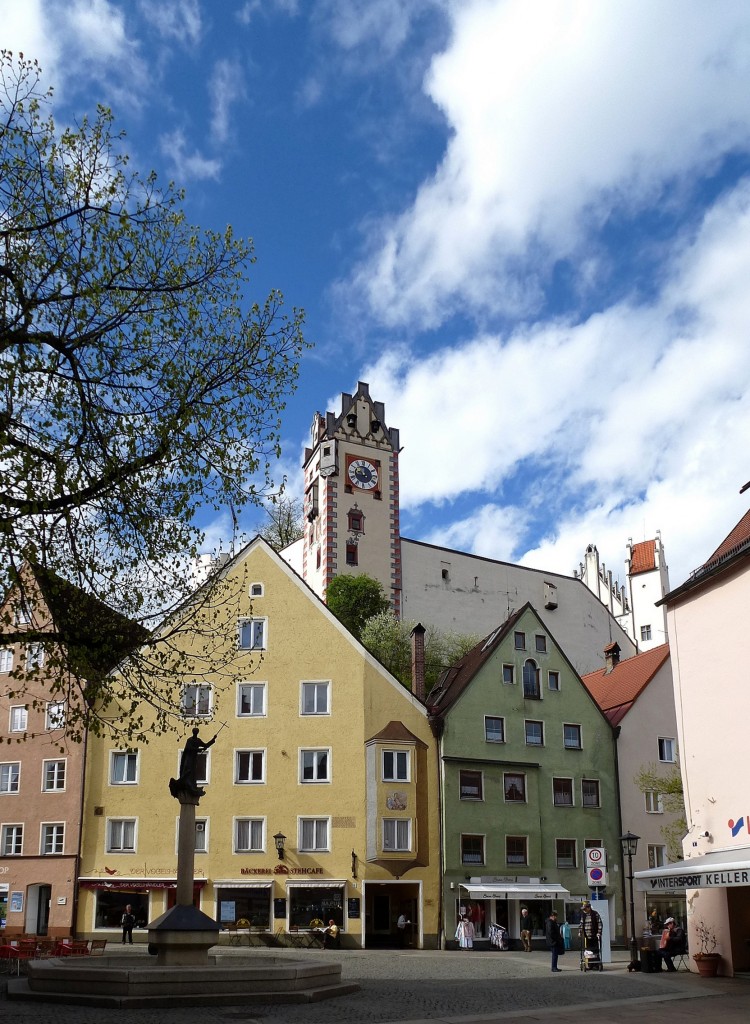 Fssen, Brunnen an der Ritterstrae und Hohes Schlo mit Uhrturm, April 2014