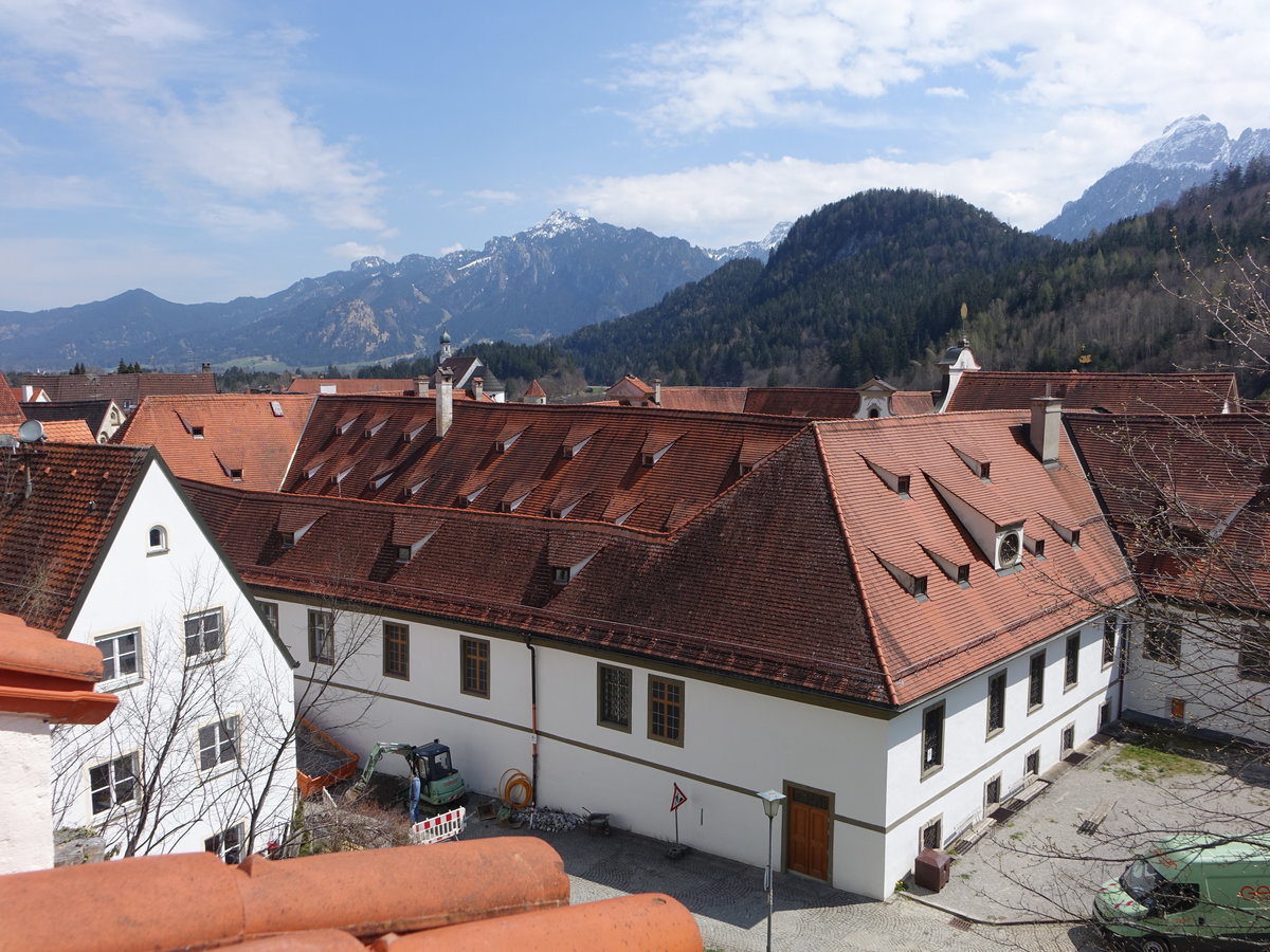 Fssen, ehem. Benediktiner Kloster St. Mang, unregelmige Vierflgelanlage mit drei unterschiedlich groen Innenhfen, erbaut ab 1732 (26.04.2021)