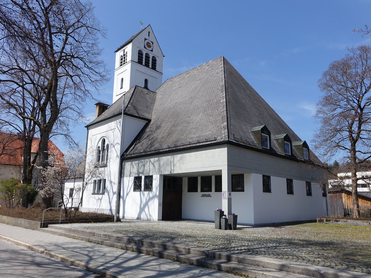 Fssen, evangelische Christuskirche, erbaut von 1968 bis 1969 (26.04.2021)