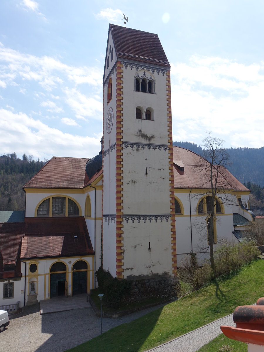 Fssen, Klosterkirche St. Mang, Saalbau mit abgewalmten Satteldchern, erbaut ab 1701 durch Johann Jakob Herkommer und Johann Georg Fischer (26.04.2021)