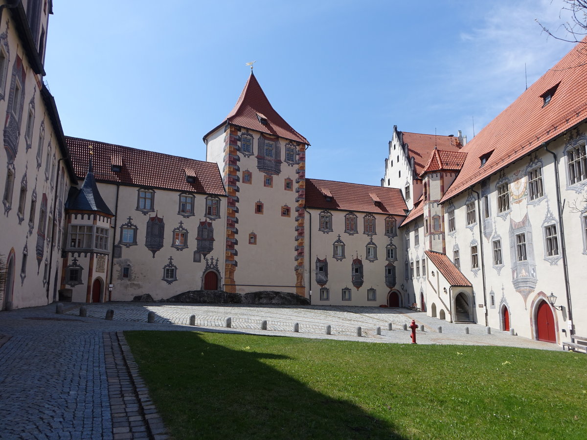 Fssen, Schlohof, heute Filialgalerie der Bayerischen Staatsgemldesammlungen. Die Hoffassaden der Schlossflgel und der Torturm wurden um 1499 mit ungewhnlich reichen Architektur- und Illusionsmalereien geschmckt (26.04.2021)