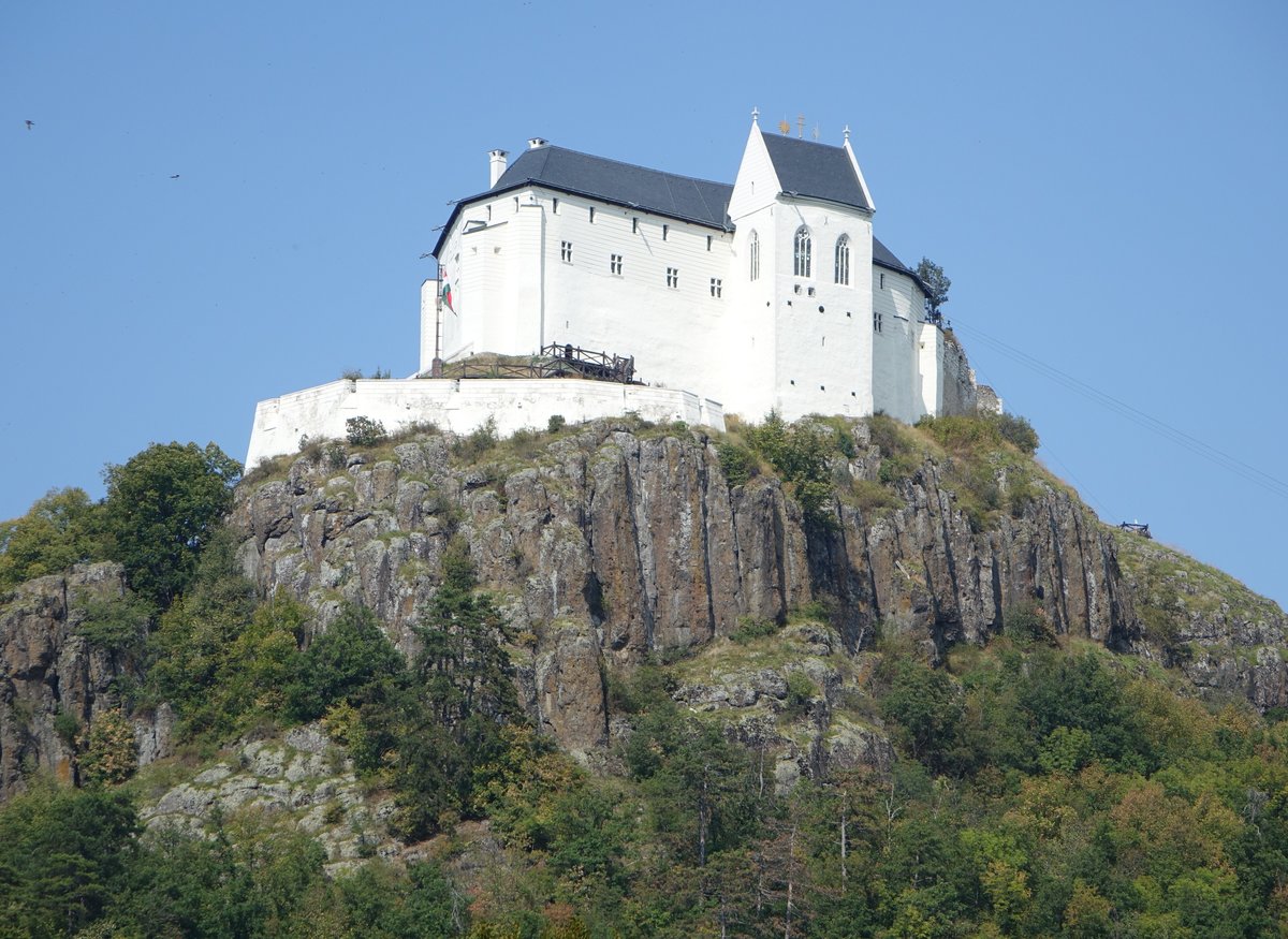 Fzer, auf einer steilen Bergkuppe erhebt sich die Renaissance Burg, erbaut im 15. Jahrhundert (06.09.2018)