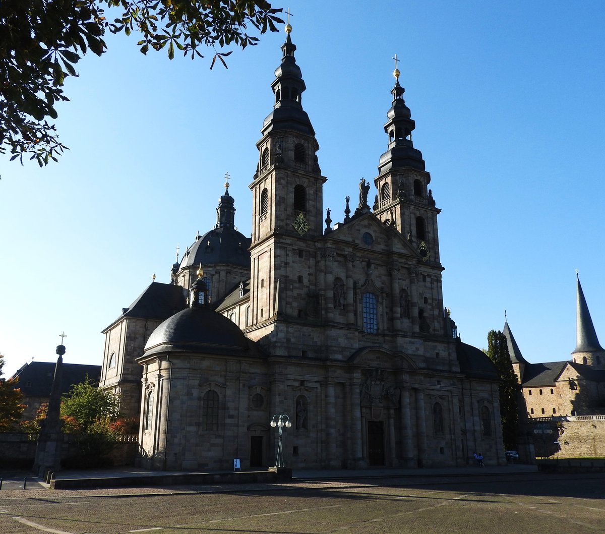 FULDA/HESSEN-DOM ST. SALVATOR
Das bestimmende Bauwerk von FULDA ist der Dom ST. SALVATOR,Kathedralkirche des Bistums Fulda
und Grabeskirche des HL. BONIFATIUS....
Direkt oberhalb das STADTSCHLOSS,nicht minder beeindruckend...am 10.10.2018