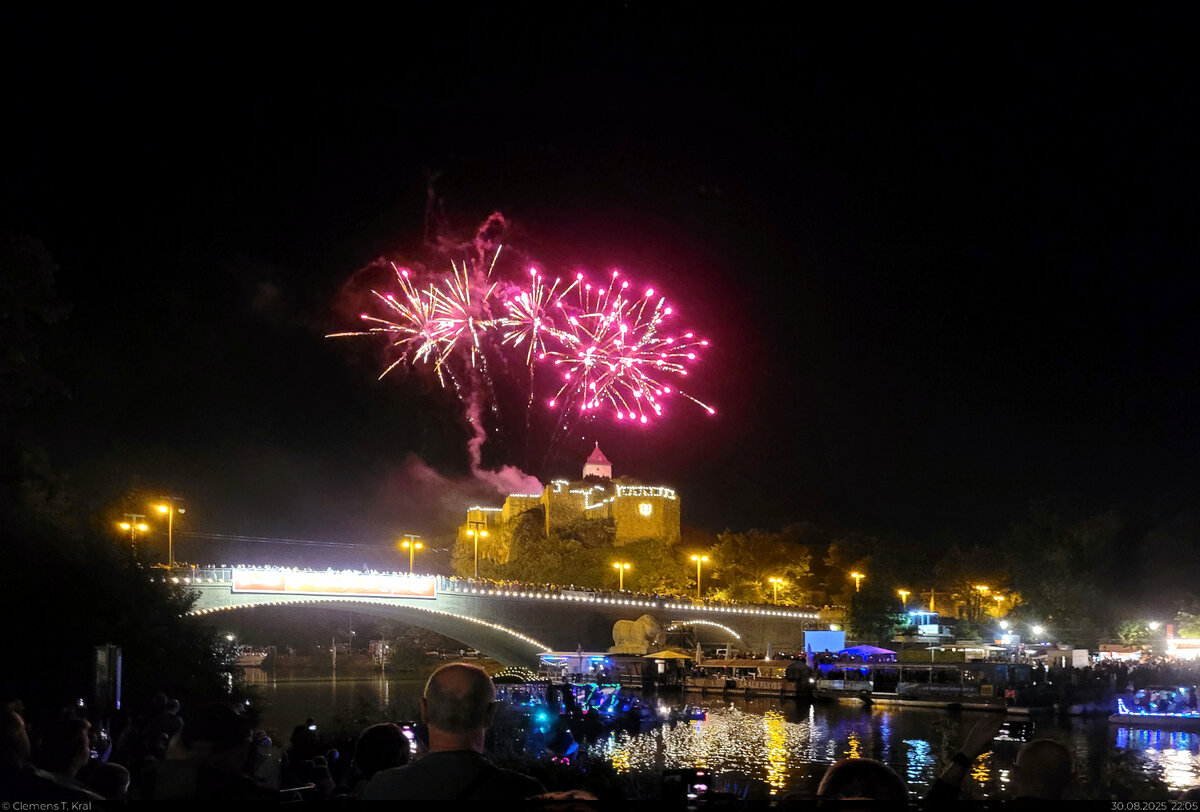 Fulminantes Feuerwerk �ber der Burg Giebichenstein, mit vielen weiteren Lichtern und unz�hligen staunenden Gesichtern an der Saale, beim 88. Laternenfest in Halle.
Mit 200.000 Besuchern verzeichnete das Fest im vergangenen Jahr einen Besucherrekord.

🕓 30.8.2025 | 22:05 Uhr