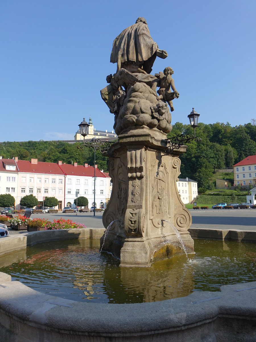 Fulnek, Sarkander Brunnen mit Nepomuk Statuengruppe am Marktplatz, erbaut 1749 von Johann Georg Heintze (31.08.2019)