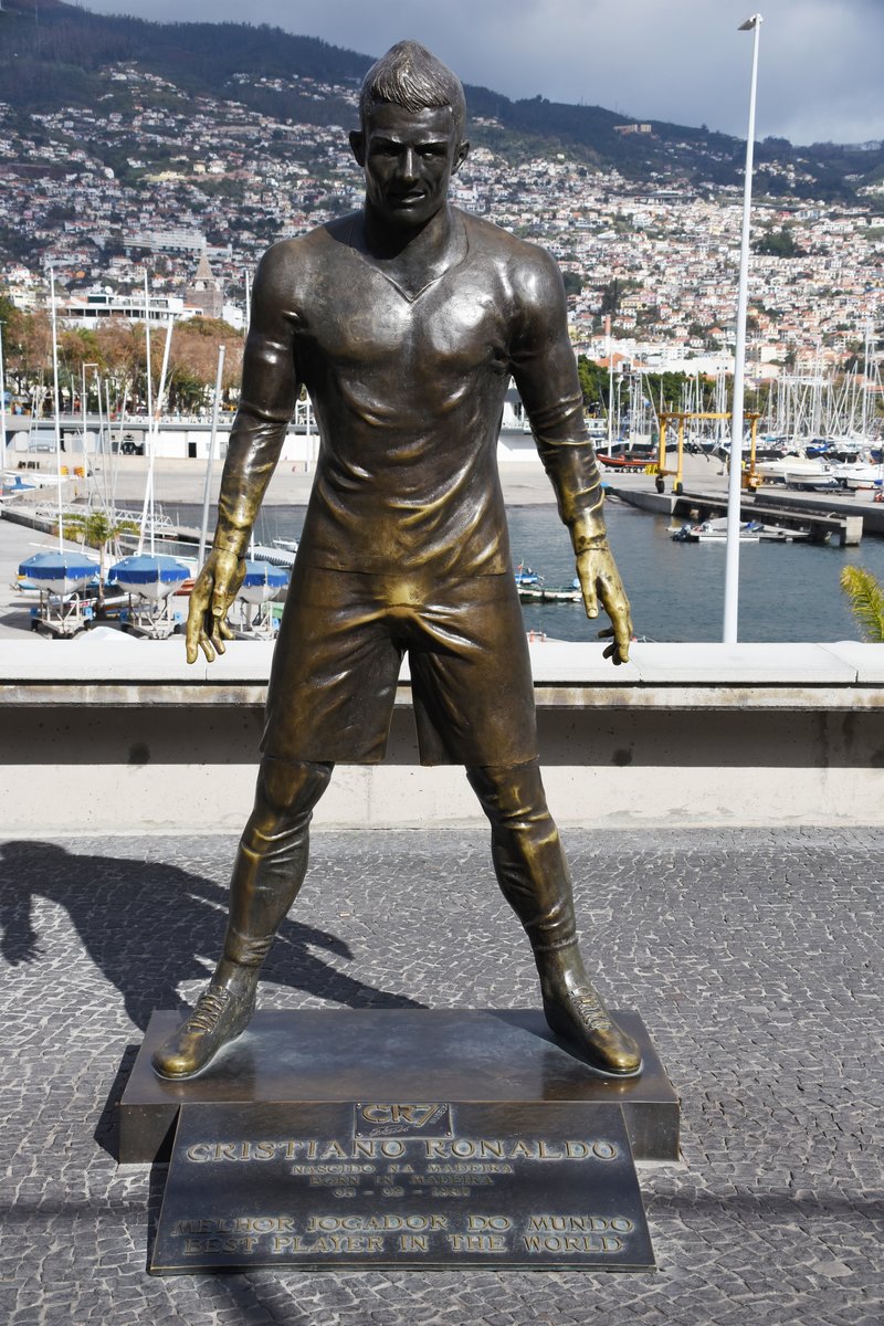 FUNCHAL (Concelho de Funchal), 02.02.2018, ... und auf dem nach ihm benannten Platz und vor dem nach ihm benannten Museum selbstverstndlich ein Denkmal fr den  melhor jogador 