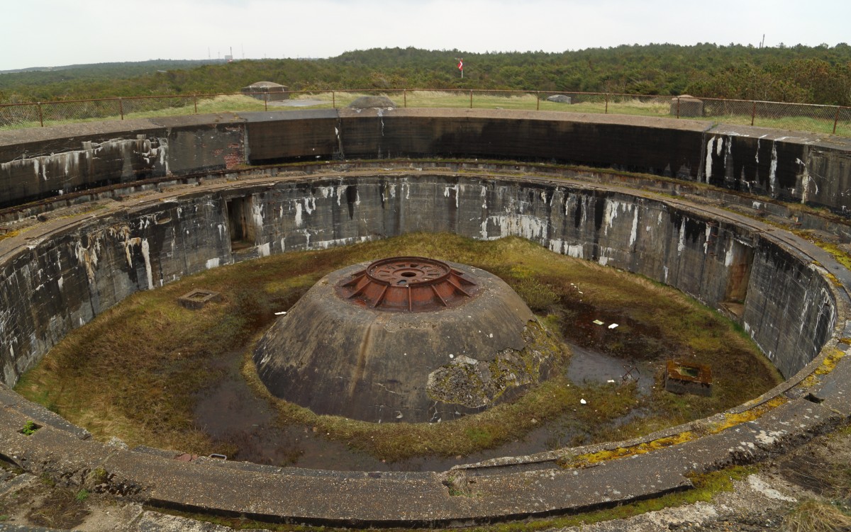 Fundament und Sockel eines der vier schweren 38cm-Geschtze, welche zur berwachung des Skagerrags, gemeinsam mit der Schwesteranlage im norwegischen Kristianssand, zu Zeiten des II. Weltkrieges, hier im dnischen Hanstholm, installiert wurden. Das Gelnde ist frei zugnglich! (Aufnahme vom 17.04.2014)