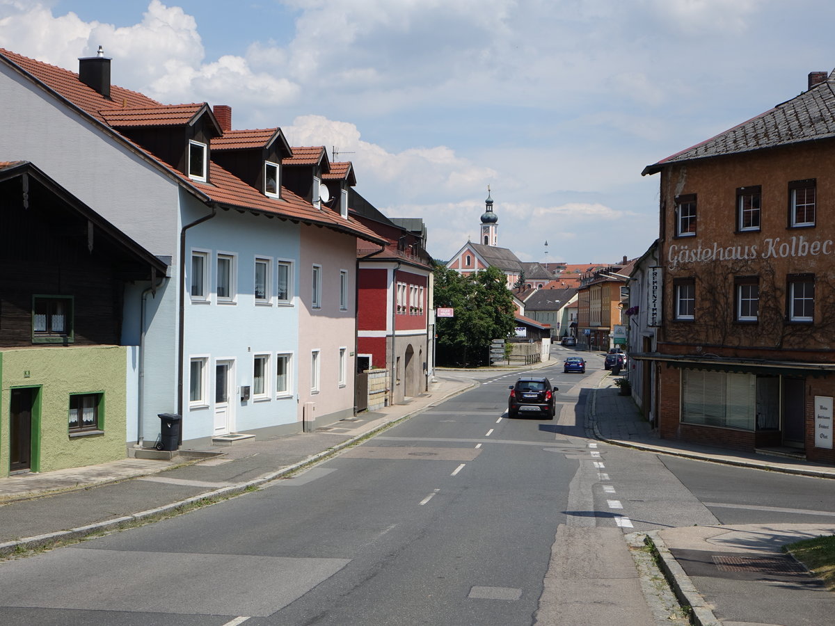 Furth im Wald, Blick in die Von Mller Strae mit Pfarrkirche Maria Himmelfahrt (03.06.2017)