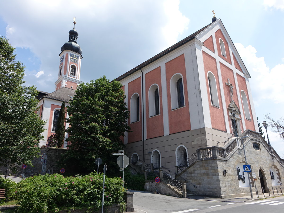 Furth im Wald, kath. Pfarrkirche Maria Himmelfahrt, Oberkirche kreuzfrmiger Saalbau mit eingezogenem Chor, Chorflankenturm mit Zwiebelhaube, erbaut von 1725 bis 1727 durch Michael Wolf, Langhauserweiterung und Unterkirche erbaut von 1890 bis 1893 durch Georg Dengler (03.06.2017)