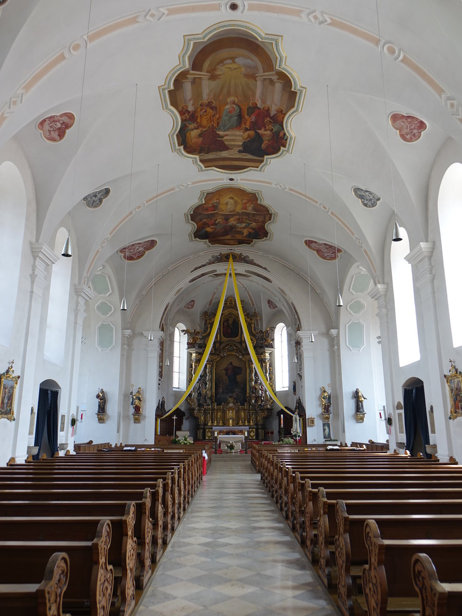 Furth im Wald, sptbarocker Innenraum der Maria Himmelfahrt Kirche, Chorgesthl von 1727, Fresken von Andreas Merz (03.06.2017)