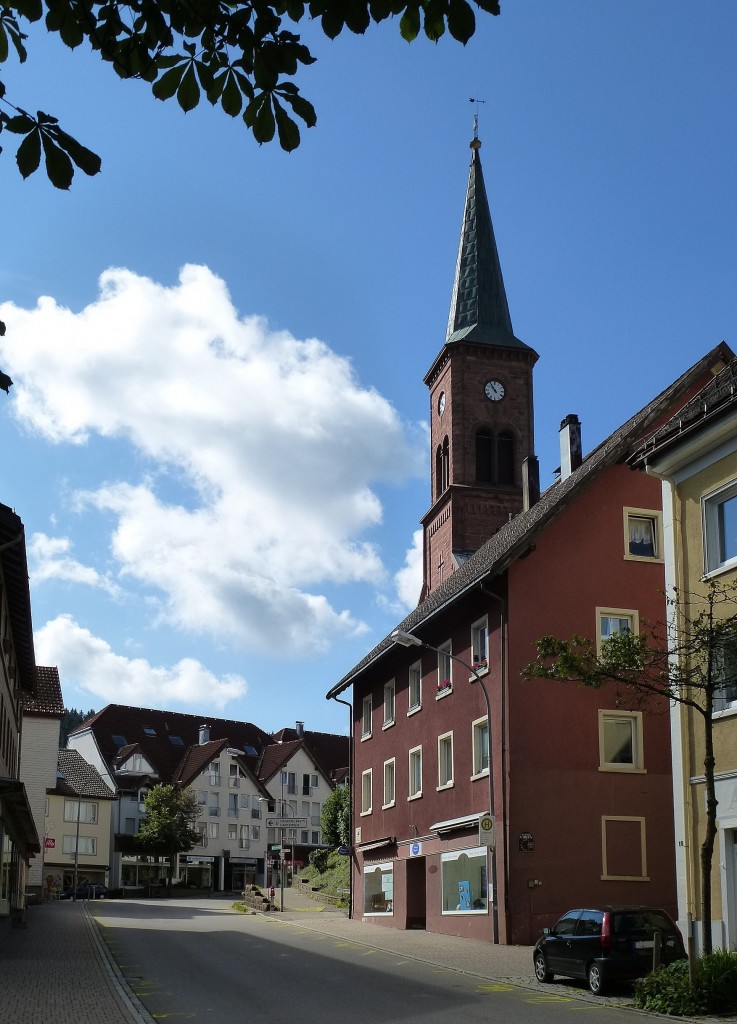 Furtwangen, Blick in die Bismarckstrae mit der Kirche St.Cyriak, Aug.2014