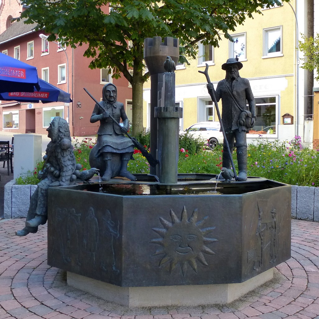 Furtwangen, der Narrenbrunnen von 1984, wurde erweitert und im Februar 2014 am neuen Standort auf dem Marktplatz aufgestellt, Aug.2014 