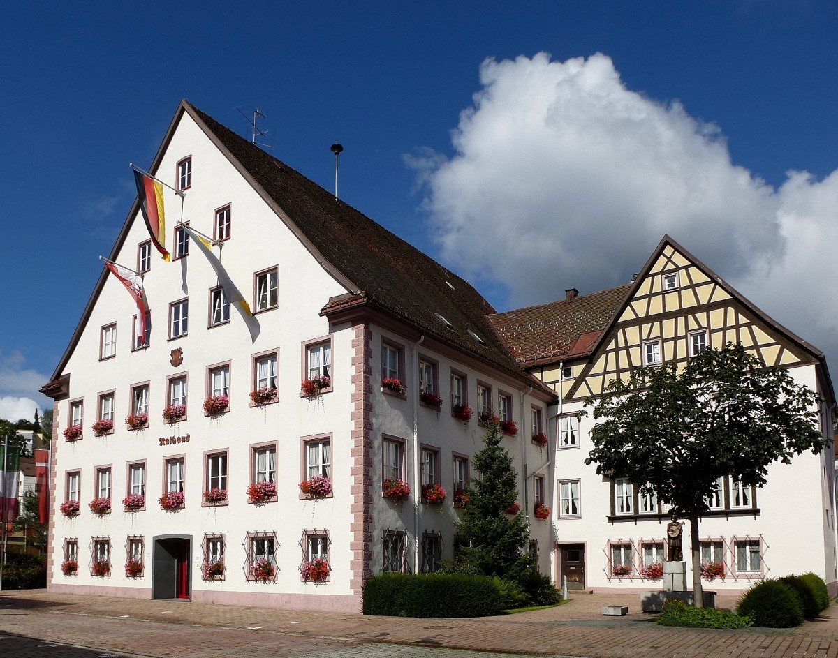 Furtwangen im Schwarzwald, das Rathaus der ca. 10.000 Einwohner zhlenden Stadt, ist die hchstgelegene Stadt in Baden-Wrttemberg und besitzt das grte Uhrenmuseum in Deutschland, Aug.2014