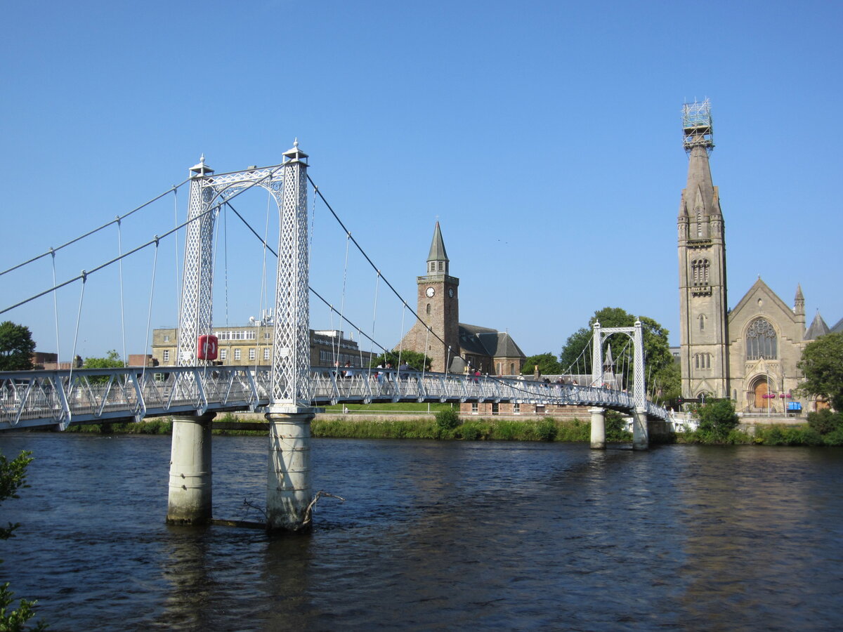 Fu�g�ngerbr�cke �ber den Fluss Ness in Inverness am 14.07.2026. Der Fluss entspringt dem Loch Dochfour (n�rdlicher Teil des Loch Ness) und m�ndet nach nur 10 km in die Nordsee.