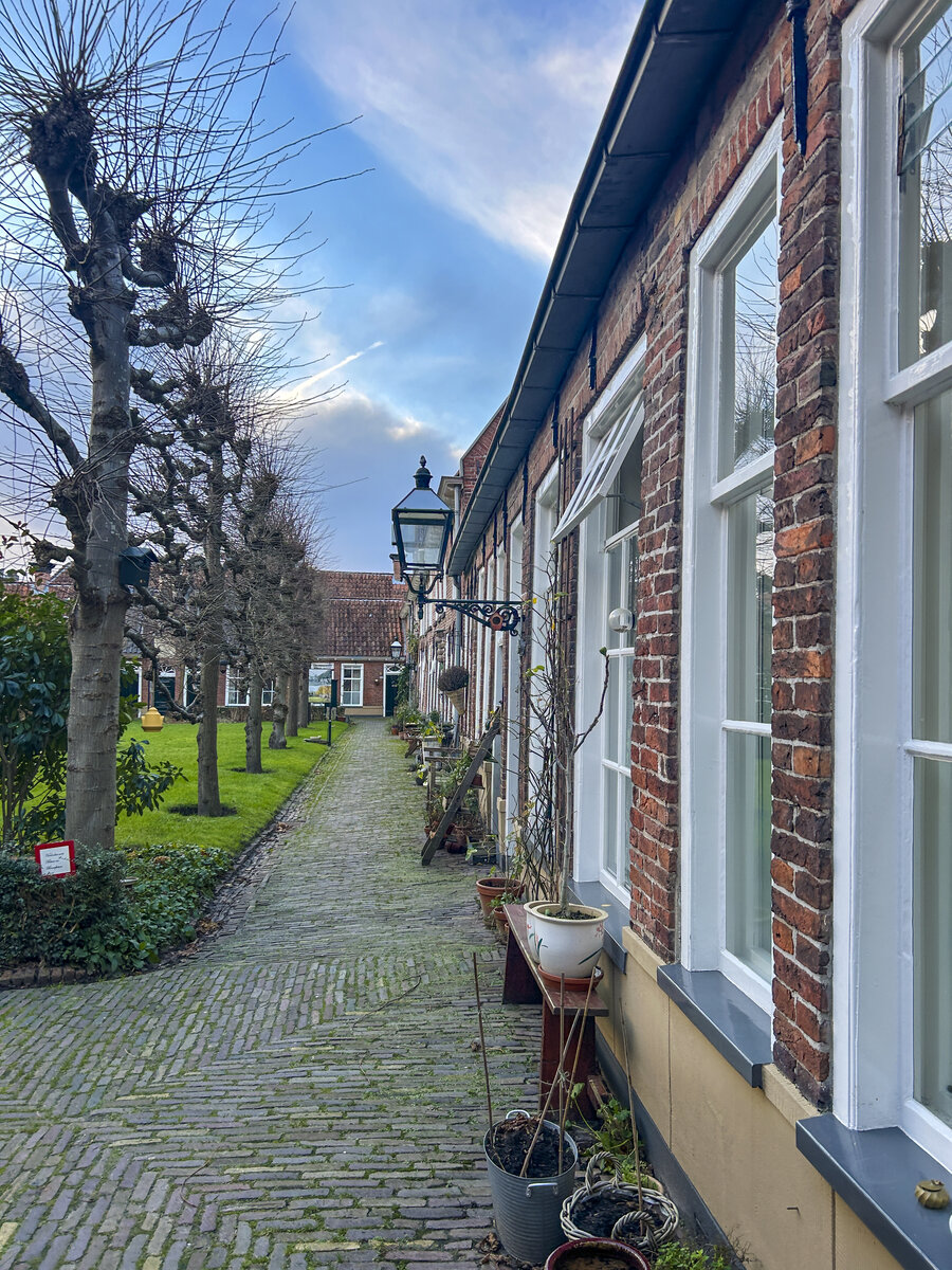 Fuweg im Innenhof des Pepergasthuis in Groningen. Aufnahme: 29. Dezember 2023.