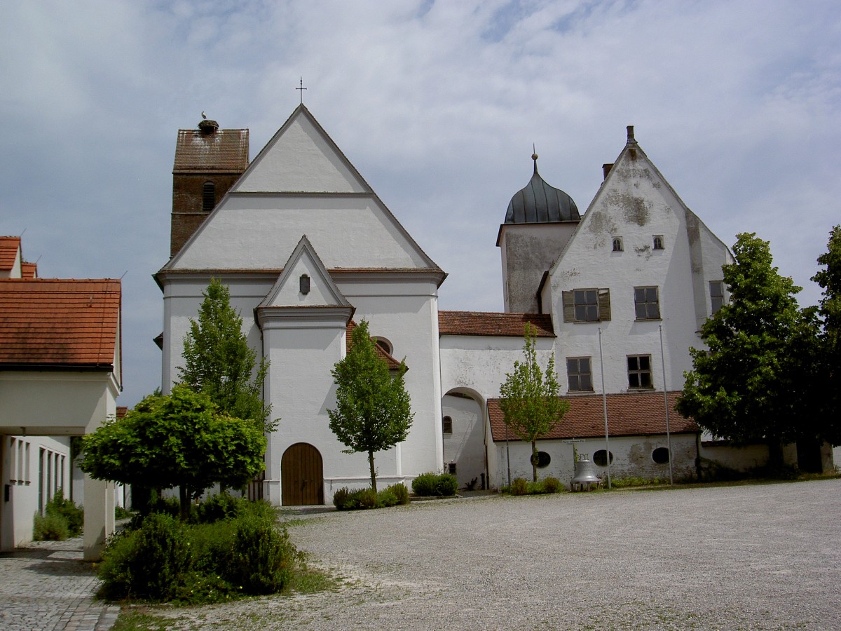 Gablingen, St. Martin Kirche und Fugger Schloss, Kirche erbaut von Joseph Schmuzer,
gemauerter bergang von 1596 (20.07.2014)