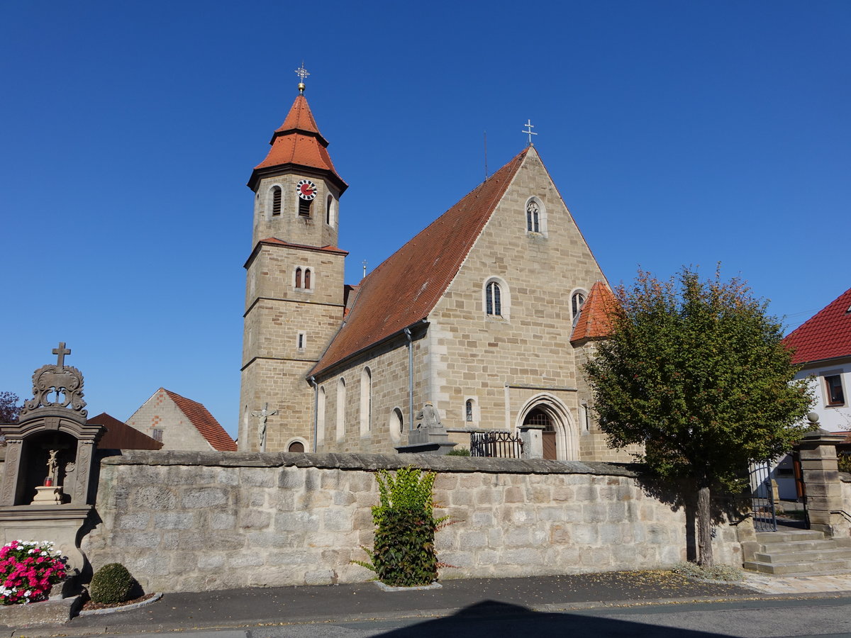 Gabolshausen, kath. Pfarrkirche St. Laurentius, Saalbau mit Satteldach, seitlicher Turm mit Oktogon und Mansardhelm, erbaut 1911 (15.10.2018)