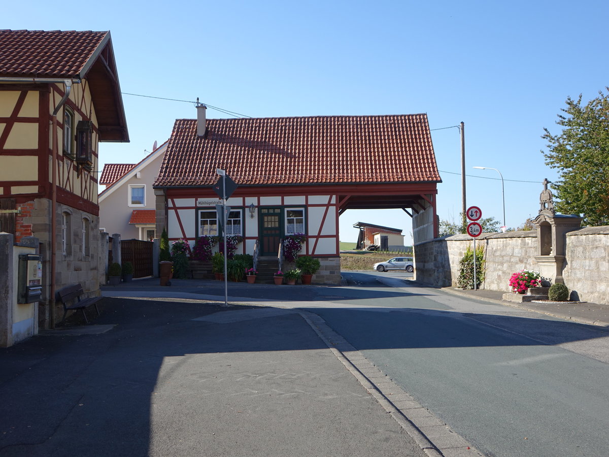 Gabolshausen, Torhaus in der Torstrae, eingeschossiger Fachwerkbau mit Satteldach und seitlicher Straendurchfahrt, erbaut im 16. Jahrhundert (15.10.2018)