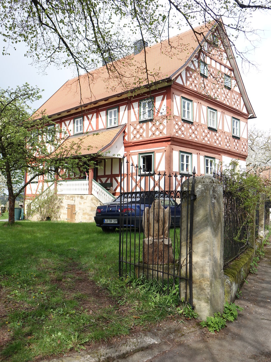 Gärtenroth, Ev. Pfarrhaus, Zweigeschossiges Fachwerkhaus mit Satteldach und Freitreppe, erbaut 1707 (16.04.2017)