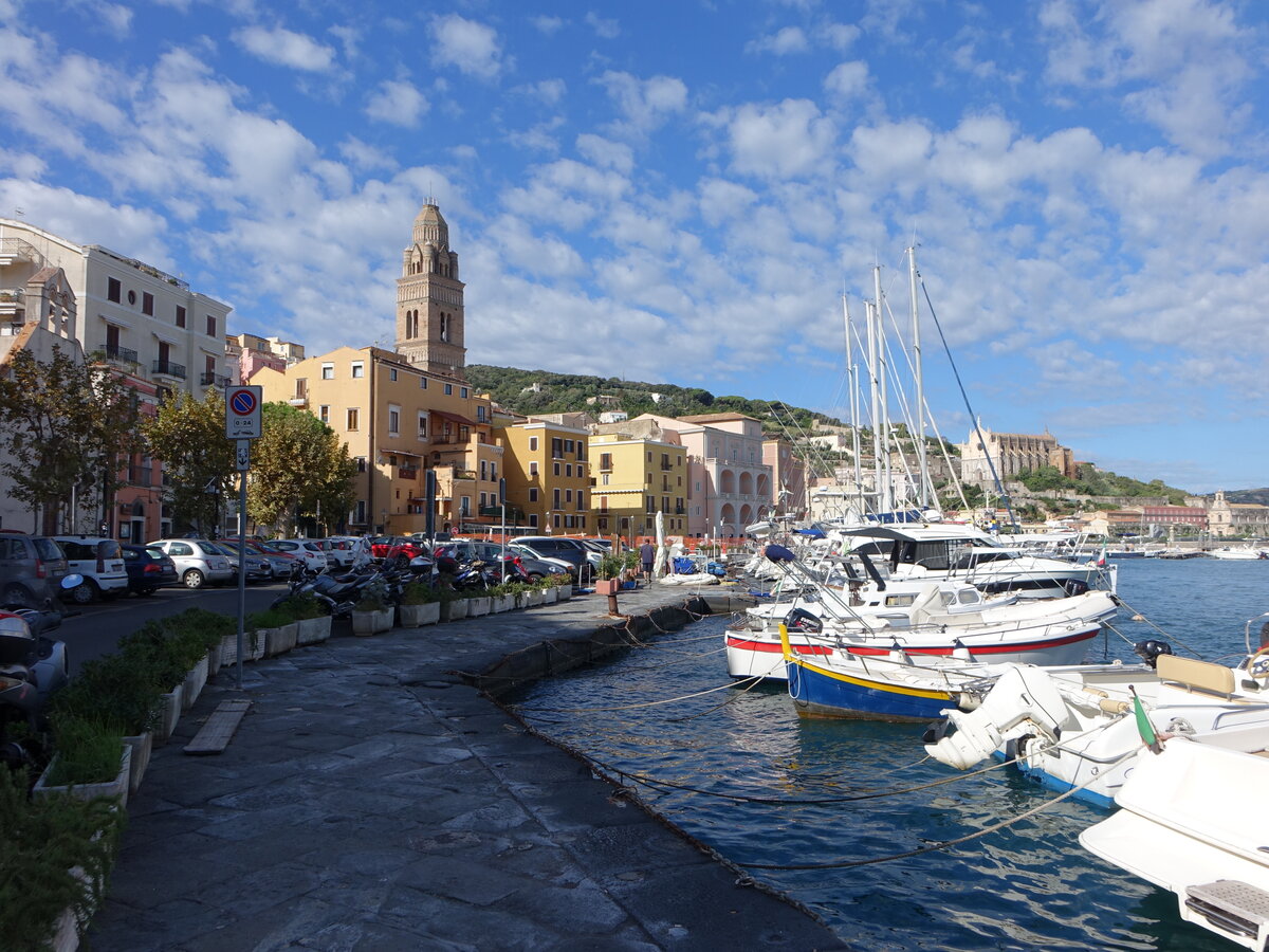 Gaeta, Ausblick vom Hafen auf die Kathedrale St. Erasmo (21.09.2022)