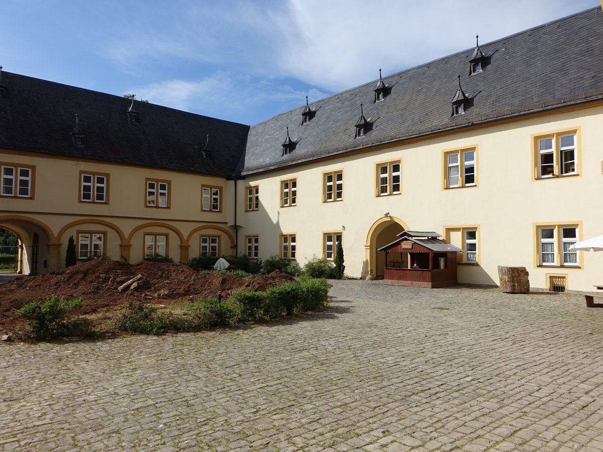Gaibach, ehemaliges grflich Schnbornsches Schloss. Vierflgeliges Wasserschloss, erbaut von 1590 bis 1608 unter Valentin Echter von Mespelbrunn, durch Kurfrst Lothar Franz von Schnborn von 1694 bis 1710 erweitert zum barocken Lustschloss (28.05.2017)