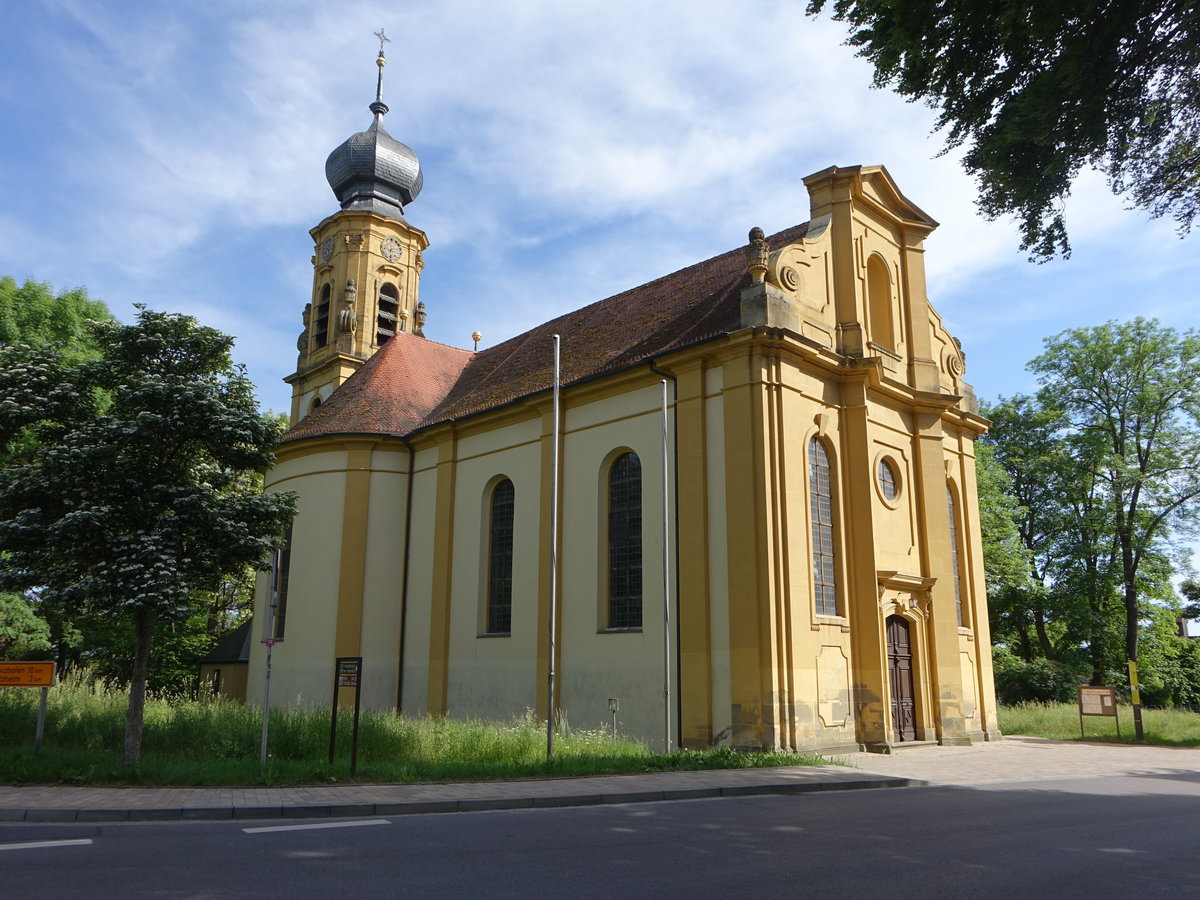 Gaibach, katholische Pfarrkirche Hl. Dreifaltigkeit, Zweijochiges Langhaus mit elliptischem Dreikonchenchor und Ostturm, erbaut von 1742 bis 1745 durch Balthasar Neumann (28.05.2017)