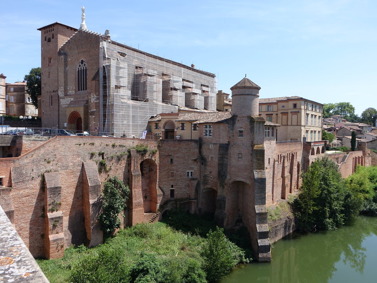 Gaillac, Abteikirche St. Michel, erbaut ab 972, gotisch umgestaltet im 13. Jahrhundert, Westfassade 19. Jahrhundert, im Kloster befindet sich heute das Musee du Vin (30.07.2018)