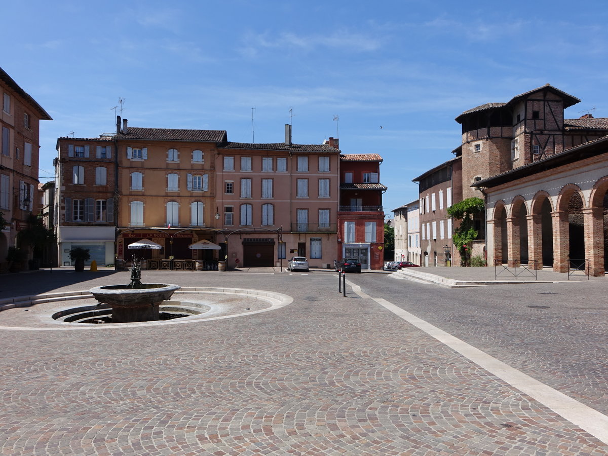 Gaillac, Brunnen und historische Markthalle am Place du Giffroul (30.07.2018)