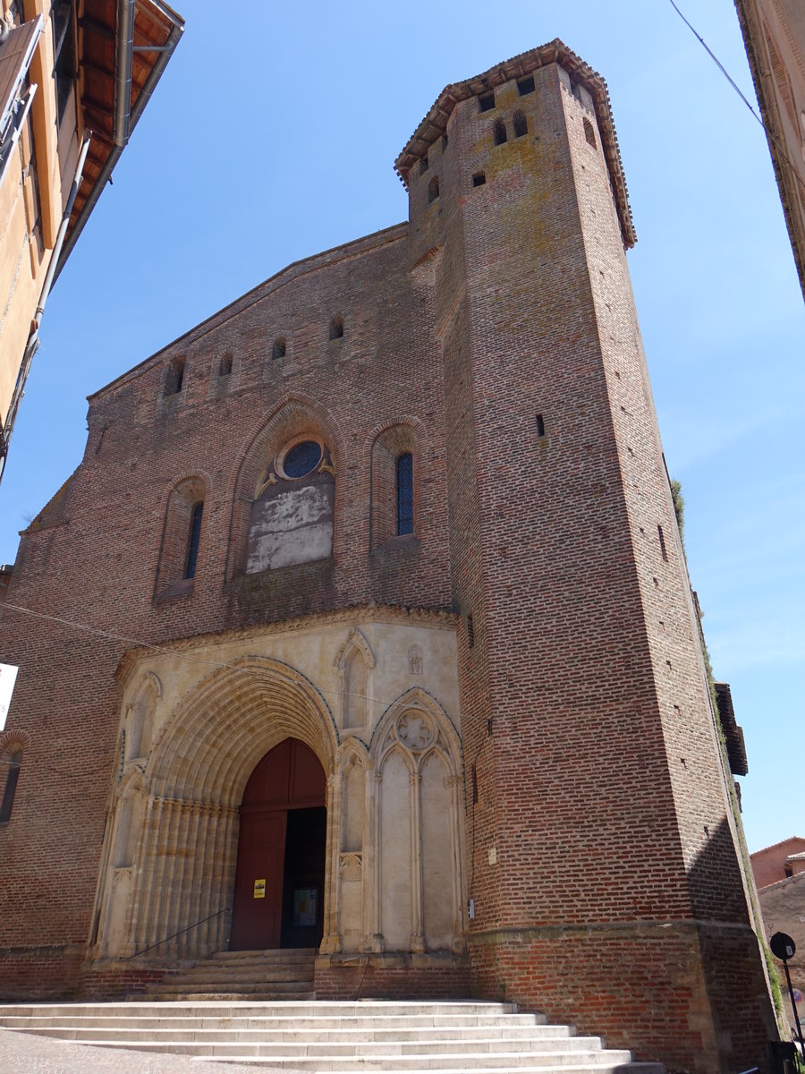 Gaillac, Pfarrkirche Saint-Pierre, erbaut im 10. Jahrhundert, der  mchtige steinerne Glockenturm stammt aus dem 13. Jahrhundert (30.07.2018)