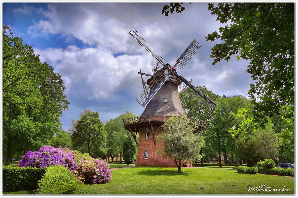 Galerie Holländer Windmühle im Kurpark von Bad Zwischenahn im Ammerland. Ende Mai 2022 