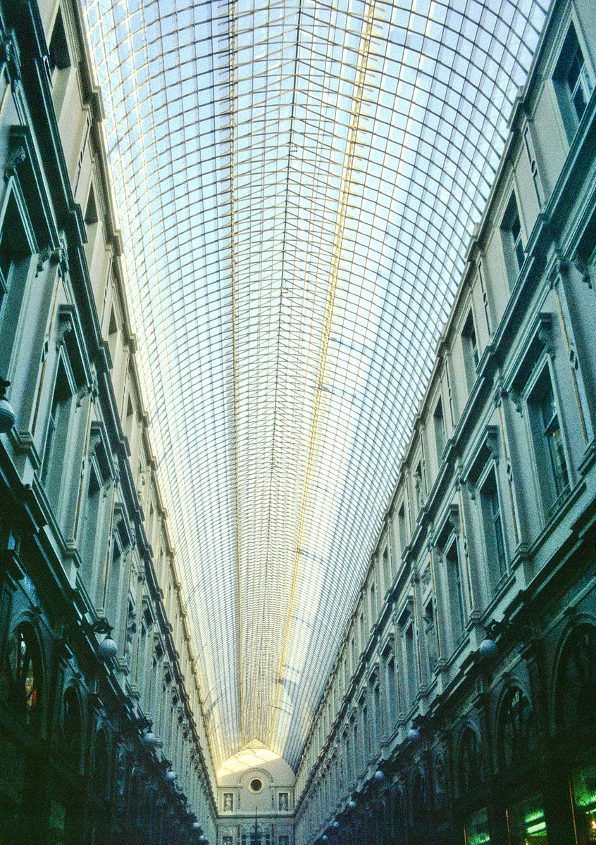 Galeries Royales Saint-Hubert in Brssel. Bild vom Dia. Aufnahme: Oktober 1999.