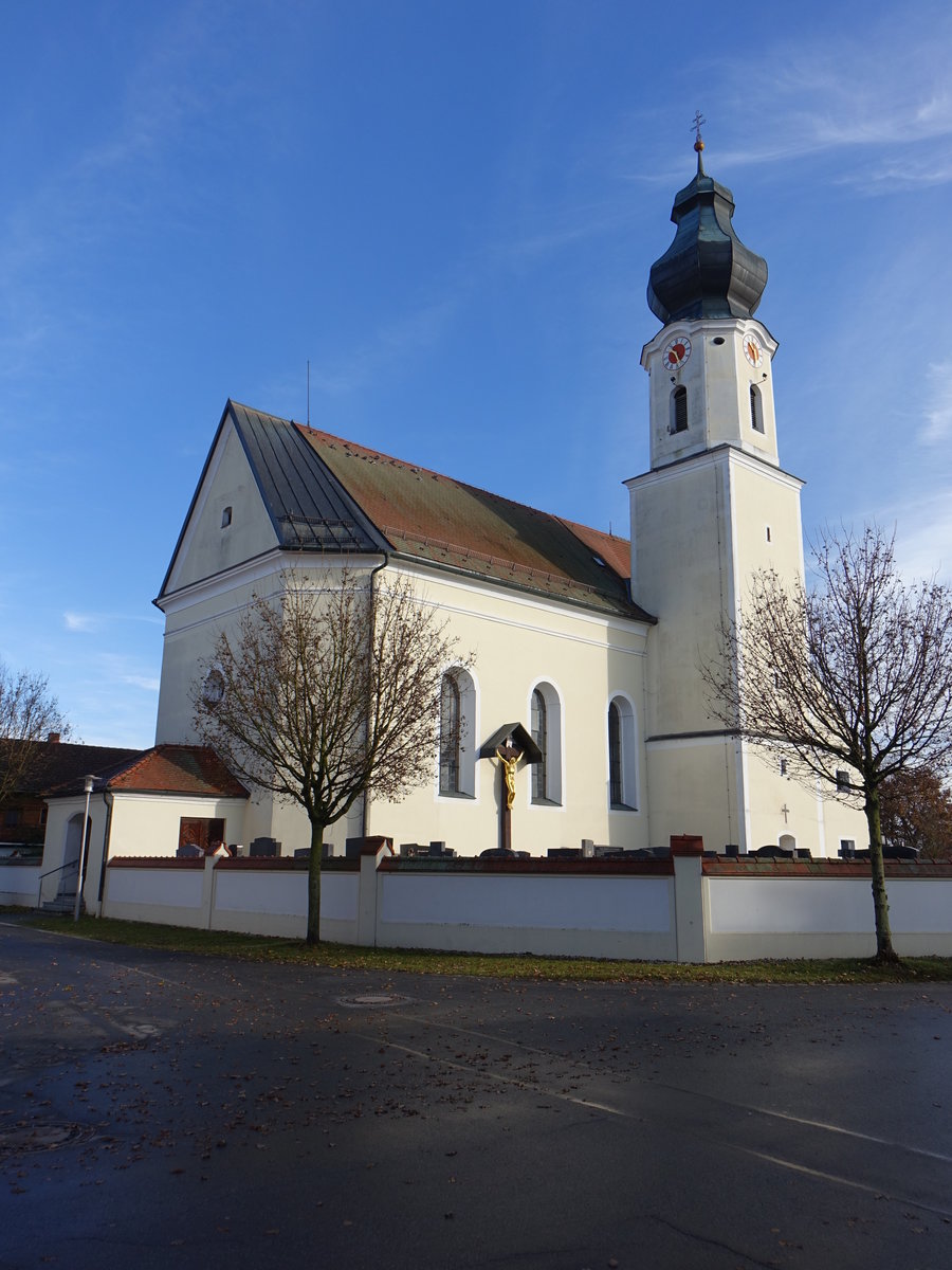 Galgweis, Pfarrkirche St. Peter und Paulus, sptbarocker ausgerundeter Saalbau mit eingezogenem Chor und Sdturm, erbaut von 1757 bis 1759 durch Georg Felix Hirschsttter (20.11.2016)