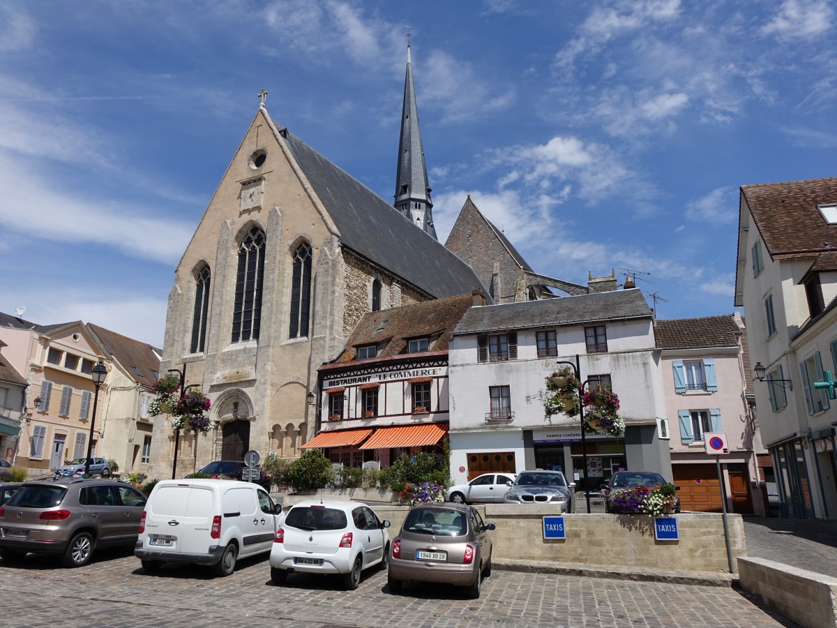 Gallardon, Place Marche mit St. Pierre Kirche (18.07.2015)